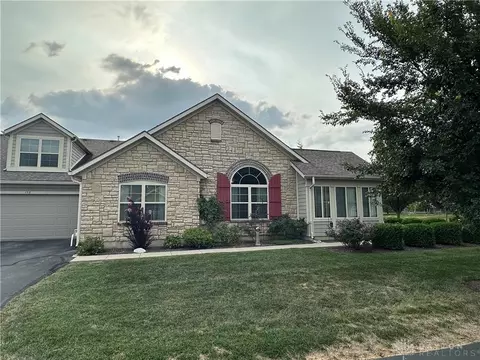153 Scarborough Village Dr, Dayton, OH 45458