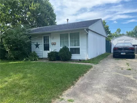 105 Cosmos Dr, West Carrollton, OH 45449
