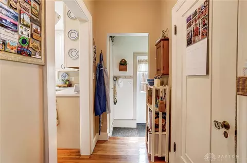 Entry Way - 121 S Kensington Pl, Springfield, OH 45504 photo 4 of 6