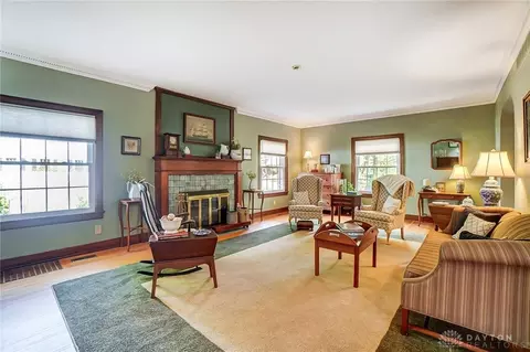 Living - 121 S Kensington Pl, Springfield, OH 45504 photo 6 of 10