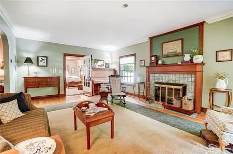 Living - 121 S Kensington Pl, Springfield, OH 45504 photo 2 of 10
