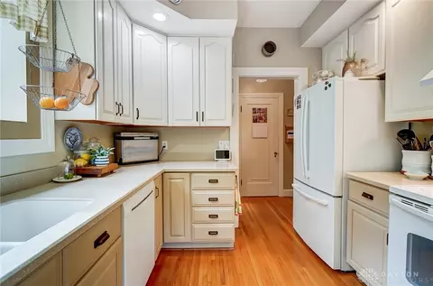 Kitchen - 121 S Kensington Pl, Springfield, OH 45504 photo 5 of 7