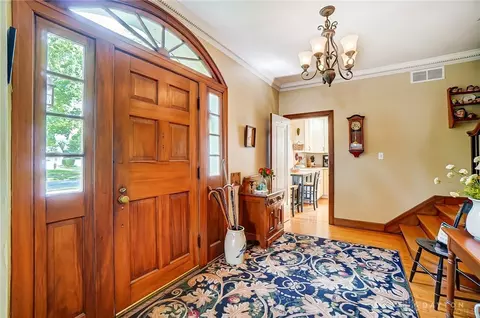 Entry Way - 121 S Kensington Pl, Springfield, OH 45504 photo 2 of 6