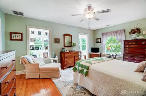 Bedroom - 121 S Kensington Pl, Springfield, OH 45504 photo 1 of 10