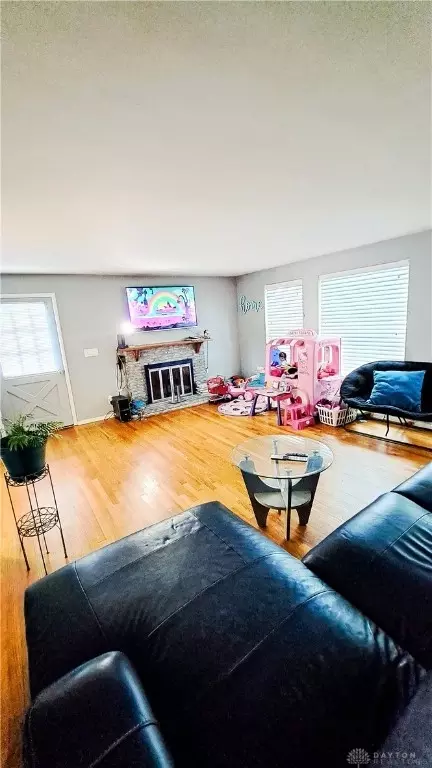 Living - 783 Cloverview Ave, Springfield, OH 45231 photo 2 of 2