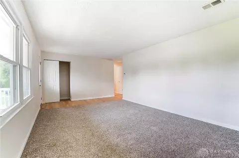 Living - 4555 Eck Rd, Middletown, OH 45042 photo 3 of 6