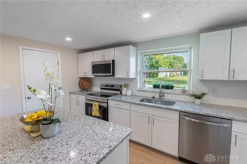 Kitchen - 5776 Decker Rd, Franklin, OH 45005 photo 6 of 7