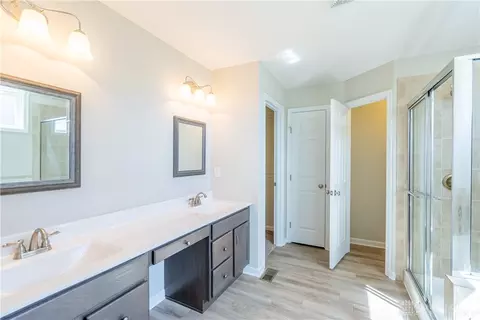 Bath - 1525 Eagle Ct, Maineville, OH 45039 photo 2 of 6