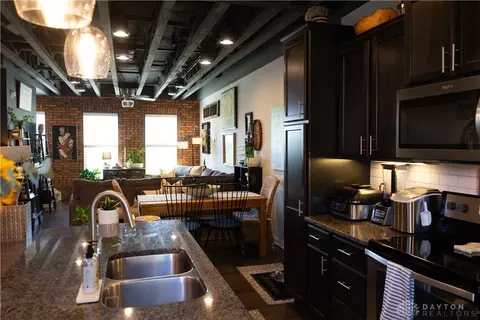 Kitchen - 404 Brownstone Row, Springboro, OH 45066 photo 3 of 5