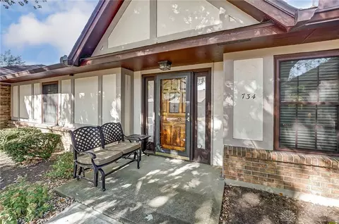 734 Pine Needles Dr, Dayton, OH 45458