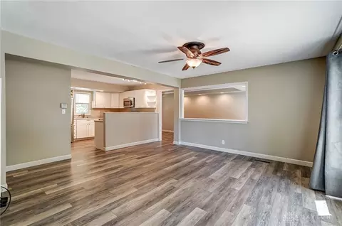 Living - 1109 Mendota Ct, Dayton, OH 45420 photo 5 of 9