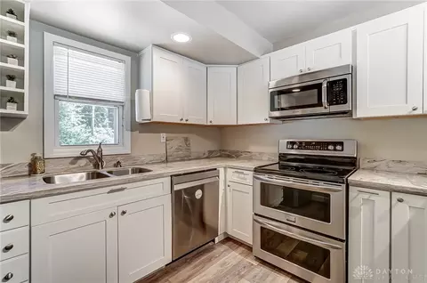 Kitchen - 1109 Mendota Ct, Dayton, OH 45420 photo 3 of 5