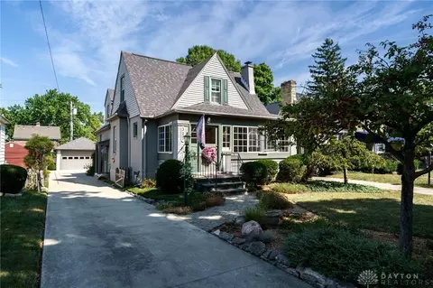 327 East Dr, Oakwood, OH 45419