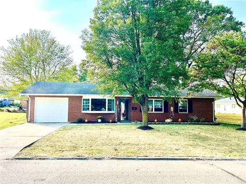 24 Westbrook Ln, Troy, OH 45373