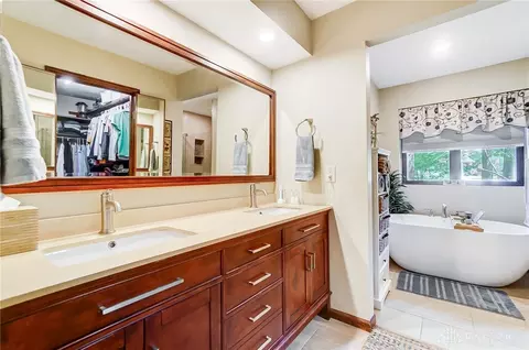 Bath - 1122 Green Tree Dr, Dayton, OH 45429 photo 1 of 7