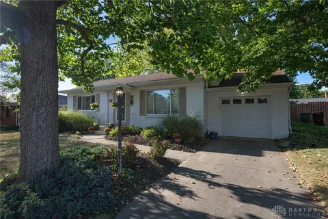 25 Foxridge Dr, Kettering, OH 45429