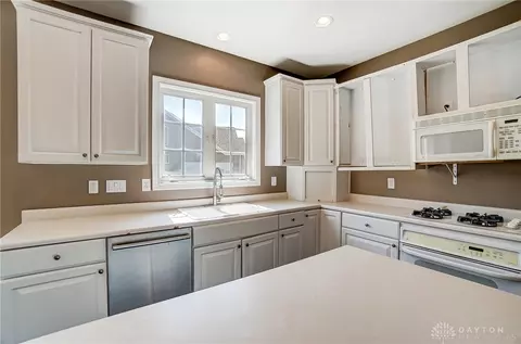 Kitchen - 380 Thomas Dr, Springboro, OH 45066 photo 4 of 7
