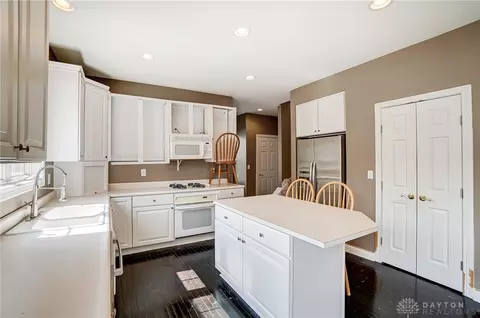 Kitchen - 380 Thomas Dr, Springboro, OH 45066 photo 5 of 7