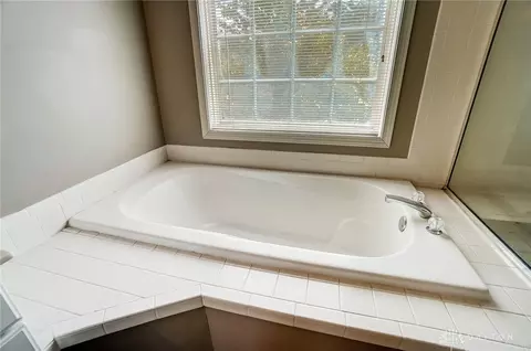 Bath - 380 Thomas Dr, Springboro, OH 45066 photo 6 of 11