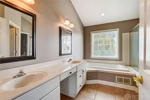 Bath - 380 Thomas Dr, Springboro, OH 45066 photo 3 of 11