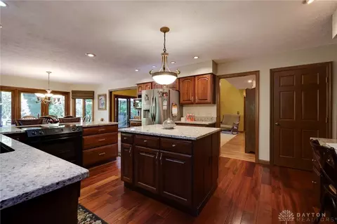 Kitchen - 1087 Highpoint Dr, Springboro, OH 45066 photo 5 of 9