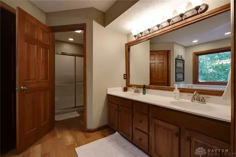Bath - 1087 Highpoint Dr, Springboro, OH 45066 photo 2 of 8