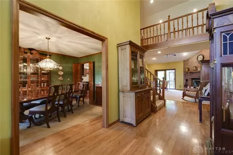 Entry Way - 1087 Highpoint Dr, Springboro, OH 45066 photo 3 of 4