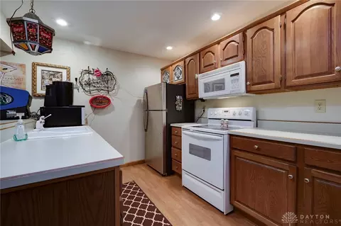Kitchen - 1087 Highpoint Dr, Springboro, OH 45066 photo 9 of 9