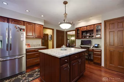 Kitchen - 1087 Highpoint Dr, Springboro, OH 45066 photo 4 of 9