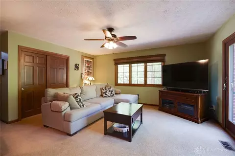 Living - 1087 Highpoint Dr, Springboro, OH 45066 photo 4 of 5