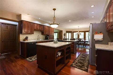 Kitchen - 1087 Highpoint Dr, Springboro, OH 45066 photo 7 of 9