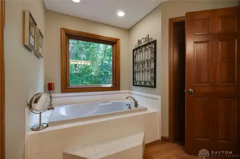 Bath - 1087 Highpoint Dr, Springboro, OH 45066 photo 3 of 8
