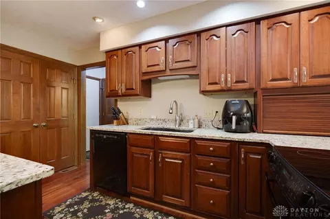 Kitchen - 1087 Highpoint Dr, Springboro, OH 45066 photo 3 of 9