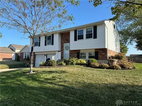 1032 Newpark Dr, Englewood, OH 45322