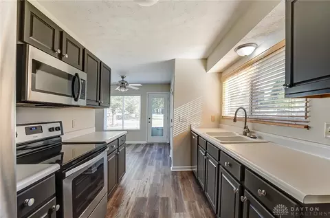 Kitchen - 25 E Long Meadow Dr, Springboro, OH 45066 photo 2 of 4
