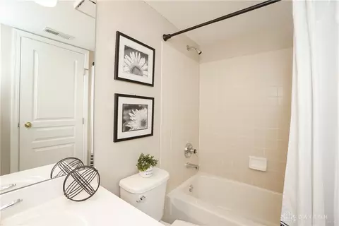 Bath - 3997 Maplefield Ct #D, Cincinnati, OH 45255 photo 3 of 4