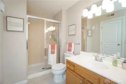 Bath - 3997 Maplefield Ct #D, Cincinnati, OH 45255 photo 1 of 4