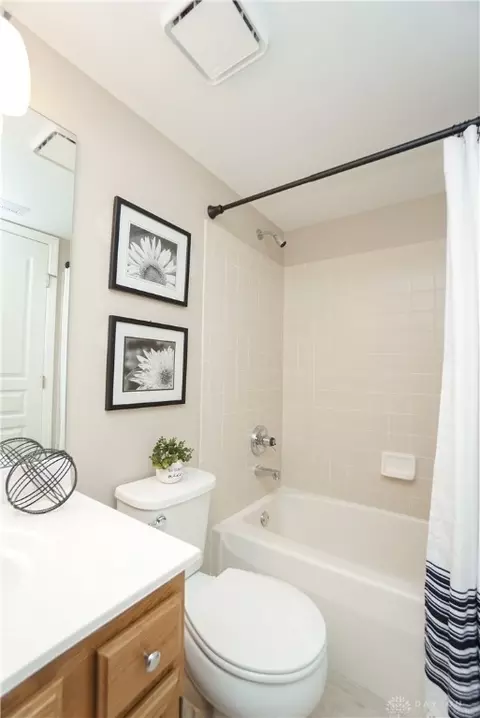 Bath - 3997 Maplefield Ct #D, Cincinnati, OH 45255 photo 4 of 4
