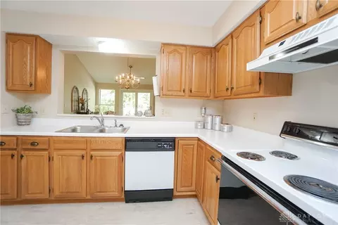 Kitchen - 3997 Maplefield Ct #D, Cincinnati, OH 45255 photo 2 of 5