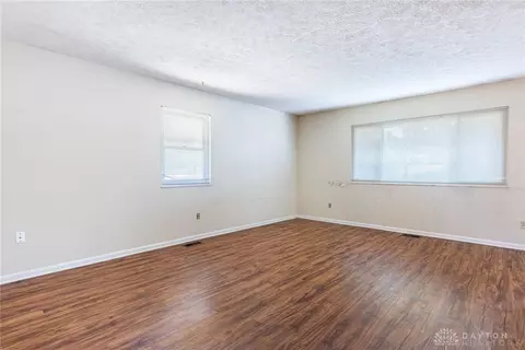 Living - 517 E 4th St, Franklin, OH 45005 photo 2 of 3