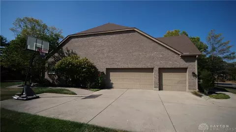 Exterior - 304 Yankee Trace Dr, Centerville, OH 45458 photo 2 of 12