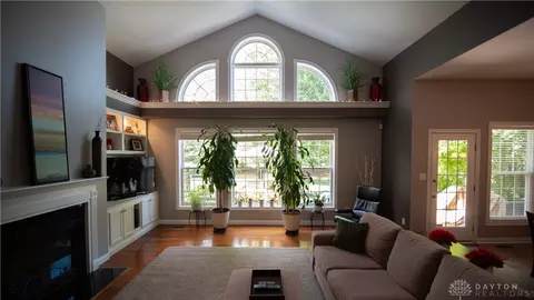 Living - 304 Yankee Trace Dr, Centerville, OH 45458 photo 3 of 6