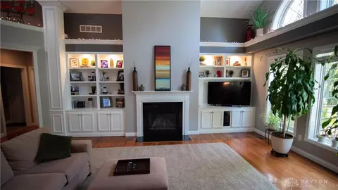 Living - 304 Yankee Trace Dr, Centerville, OH 45458 photo 2 of 6