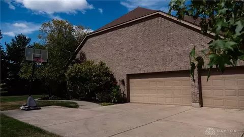 Exterior - 304 Yankee Trace Dr, Centerville, OH 45458 photo 5 of 12