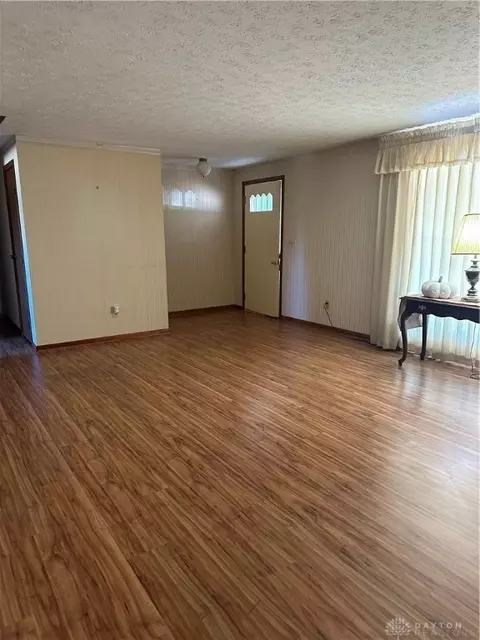 Living - 3091 Arthur Rd, Springfield, OH 45502 photo 2 of 3