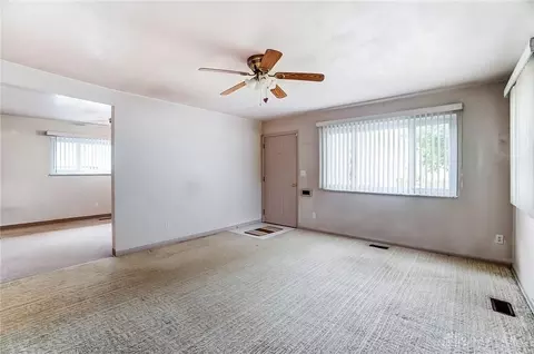 Living - 237 Warren Dr, Springfield, OH 45503 photo 2 of 2
