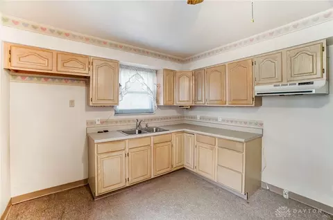 Kitchen - 237 Warren Dr, Springfield, OH 45503 photo 2 of 3