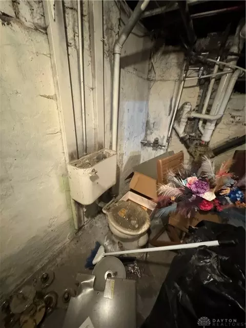 Bath - 230 E Madison Ave, Springfield, OH 45503 photo 6 of 6