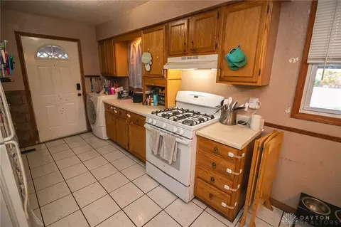 Kitchen - 2637 Wenning Rd, Cincinnati, OH 45231 photo 2 of 3