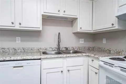 Kitchen - 45 Edgebrooke Dr, Springboro, OH 45066 photo 1 of 3